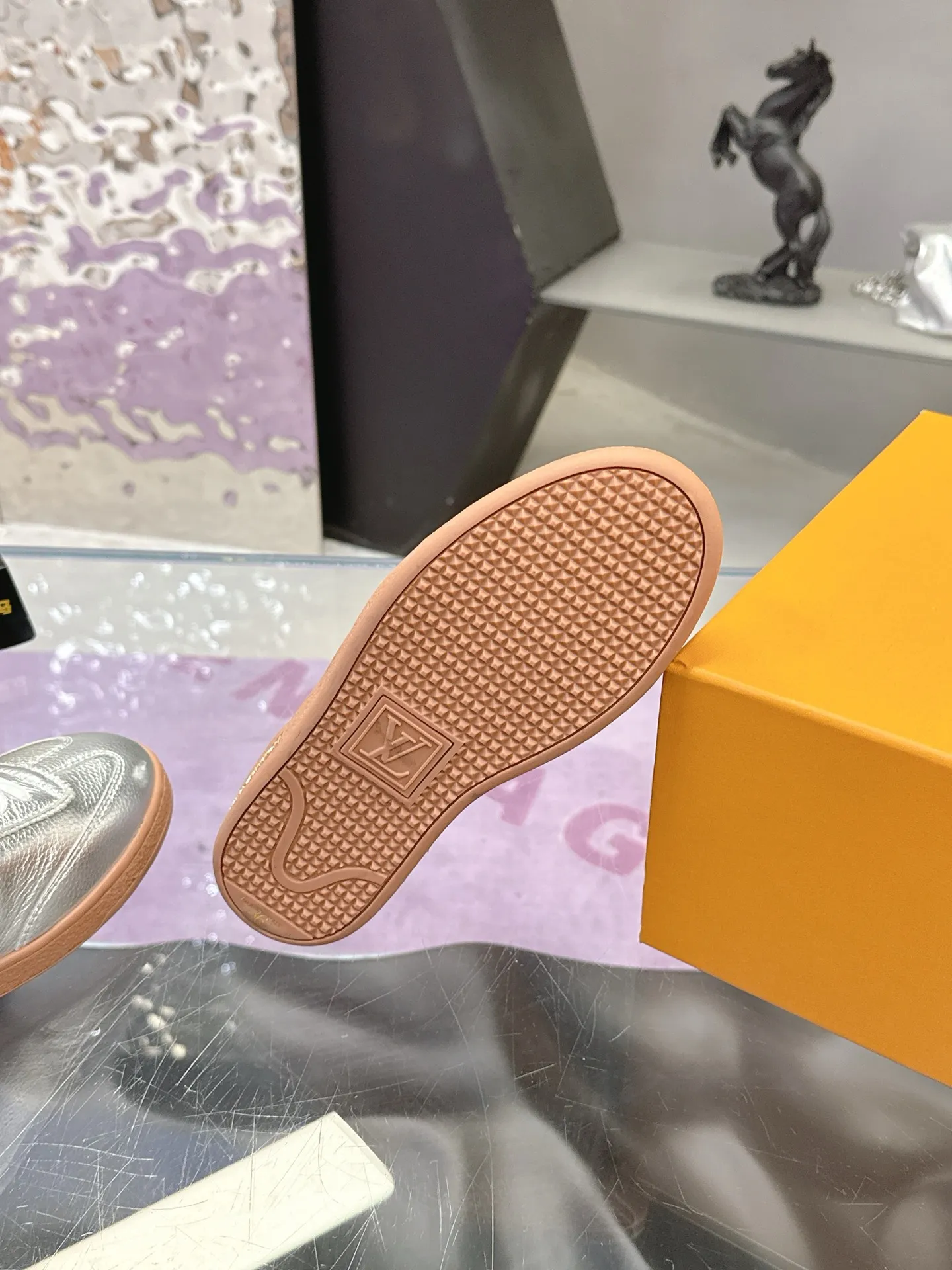 Men's shoes: 660💰 Louis Vuitton Louis Vuitton's latest biscuit shoes casual shoes ❤️Lv moral training series❤️ Many celebrity fashion bloggers planted grass. Original purchase and development. Details are completely matched. The foot feels super comfortable, retro and fashionable. The thick and light rubber combination outsole achieves a comfortable experience. Unique design. The highly recognizable logo embellishment all highlights the brand's tone. Original custom calfskin lining mixed sheepskin Original private model T men's shoes 💰pU outsole Size: 35-40